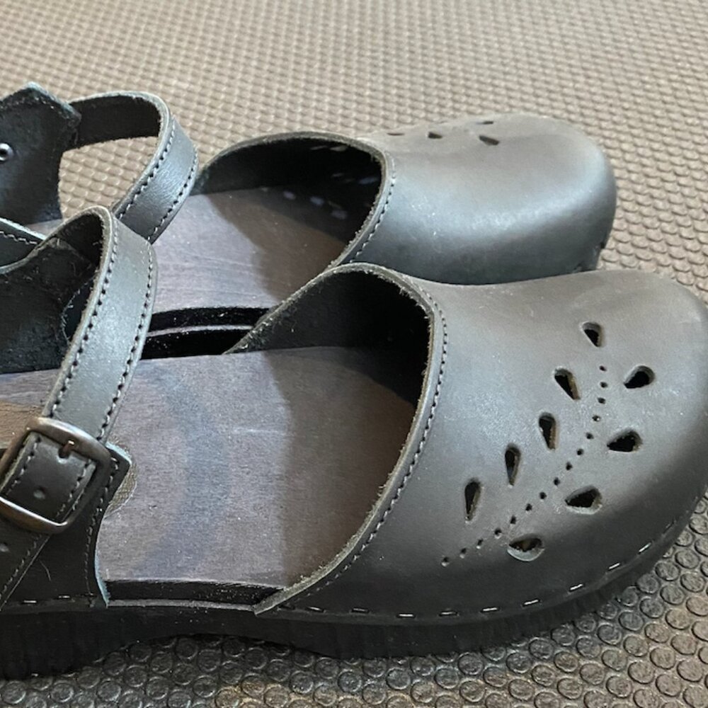 Sven Leaf Punch Sandal Clogs - Low Heels, Black/black, size 10